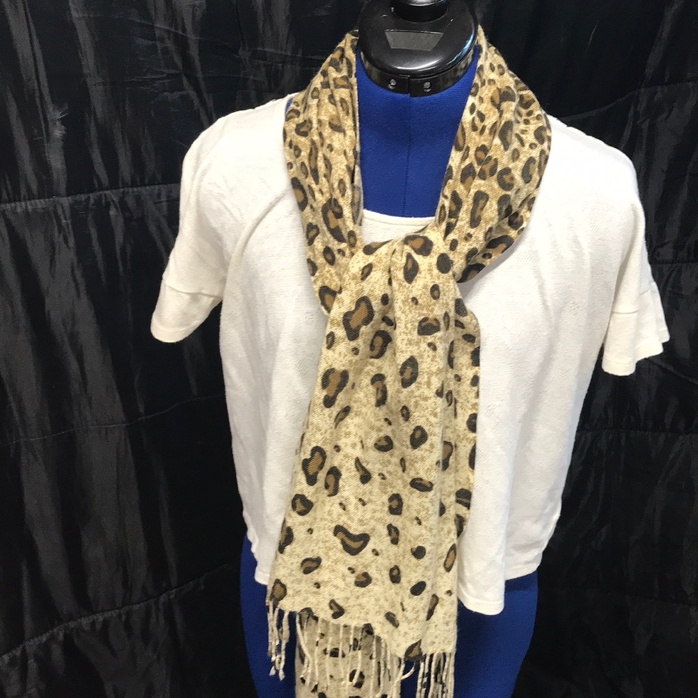 NWOT Cute Leopard Print Scarf